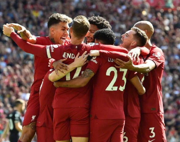 白衣下边是红衣，香港行期间一阿森纳球迷卧底在热刺球迷看台