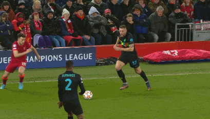 慎入，尼日利亚超比赛中一球员被对方球迷冲进场内割喉